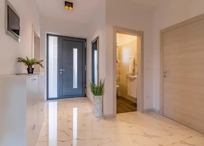 Patras - Pool Mit Hydromassage - Istriensonne 0673 *